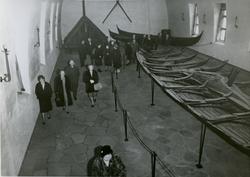 Gjester i vikingskipsmuseet dagen før stabelavløpning av tør