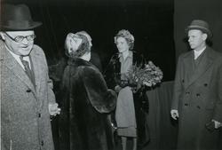 Gudmoren og andre på tribunen i forbindelse med stabelavløpn