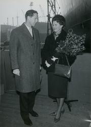 Mann og gudmoren på tribunen før stabelavløpning av tørrlast