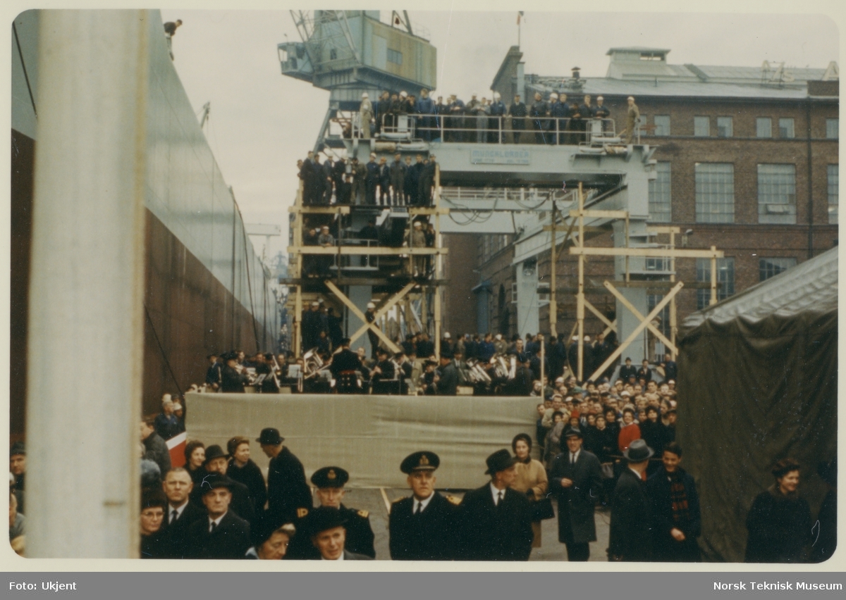 Tilskuere på Akers Mek. Verksted før dåp av tankeren M/S Sonja, B/N 560 9. november 1965. Skipet ble levert 11. november 1965 til Onstad Shipping A/S.