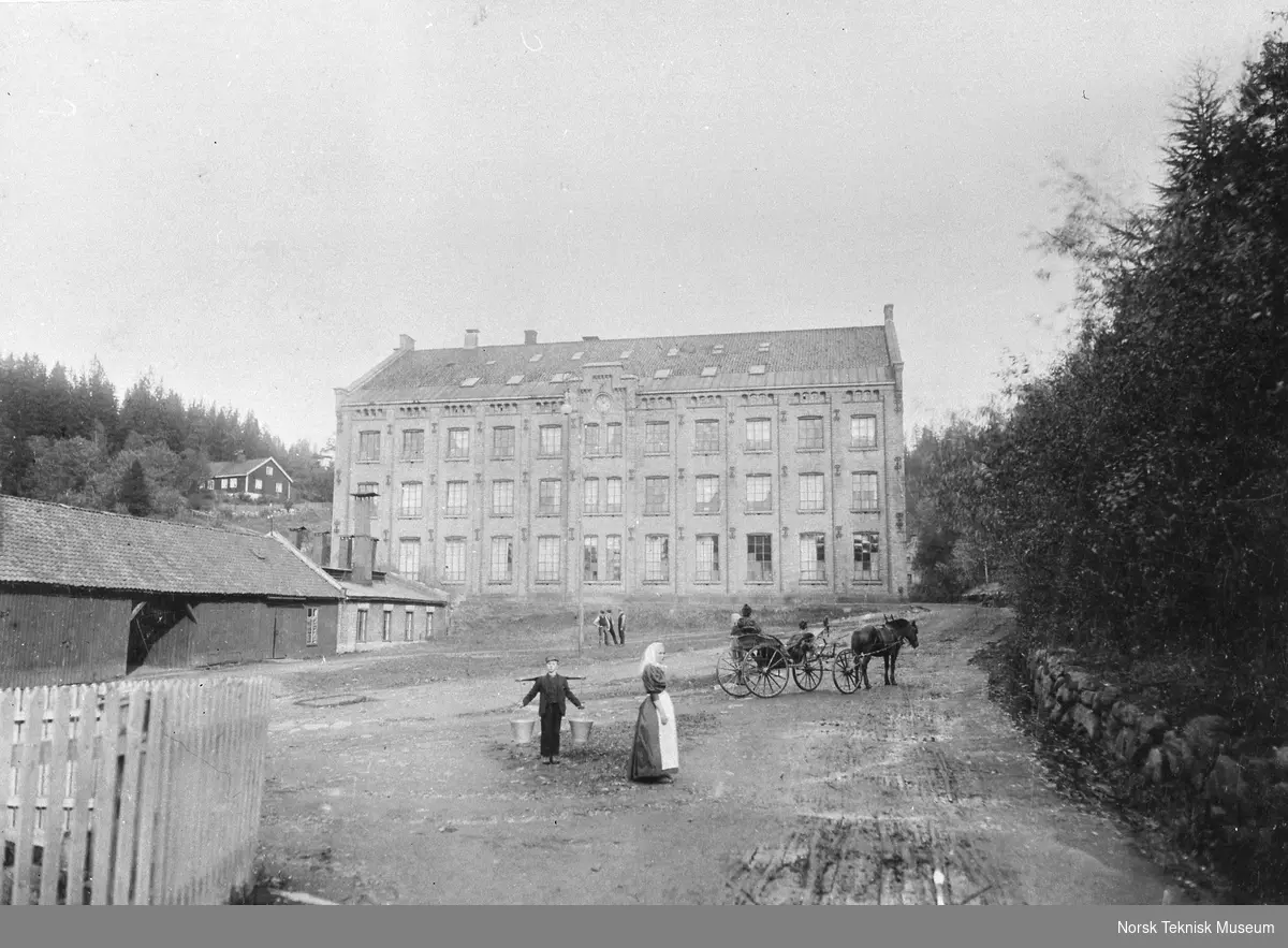 Det eldste veveriet ved Nydalens Compagnie ved Akerselva i 1896.
