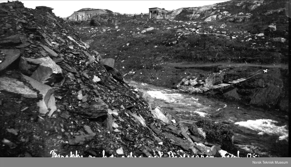 Barakke og hengebro ved Bjølsegrø, september 1908