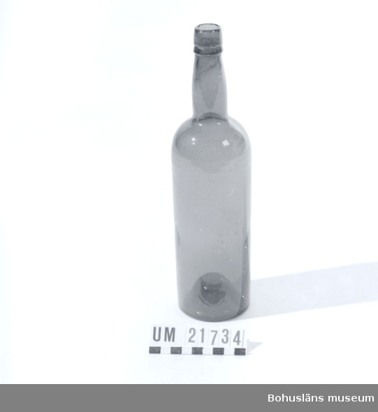 594 Landskap BOHUSLÄN
010 Mått: Diam 3,4 cm. 

Flaskan har brunfärgat glas, och är formblåst.

UMFF 48:4.