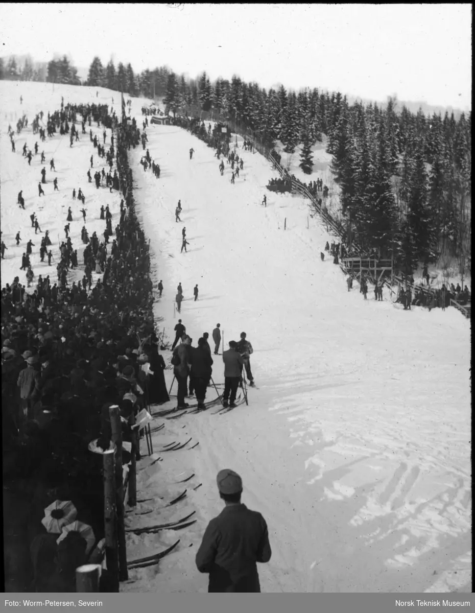 Folkeliv ved hopprenn i Holmenkollen - Norsk Teknisk Museum ...