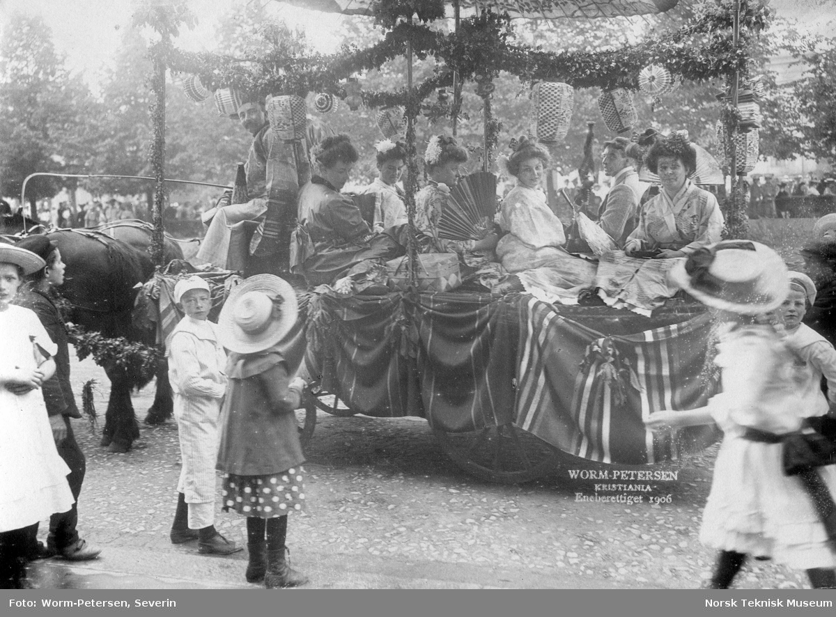 Barnehjelpsdagen, kvinner utkledd som japanere i dekorert vogn