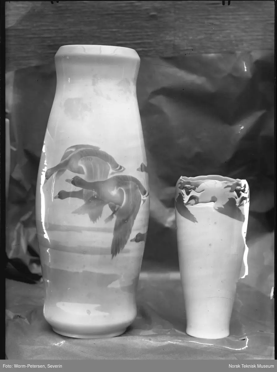 To vaser med fuglemotiv av Th. Holmboe for Porsgrunn Porselen, 1914