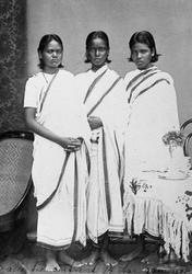 Tre kristen piker fra Santalistan, India.