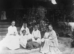 Fru Børresen med en gruppe kvinner. Santalistan, India.