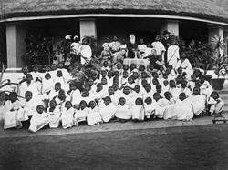 Gruppe mennesker ved misjonær Børresens hus. Santalistan, In