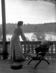 Kvinne på veranda