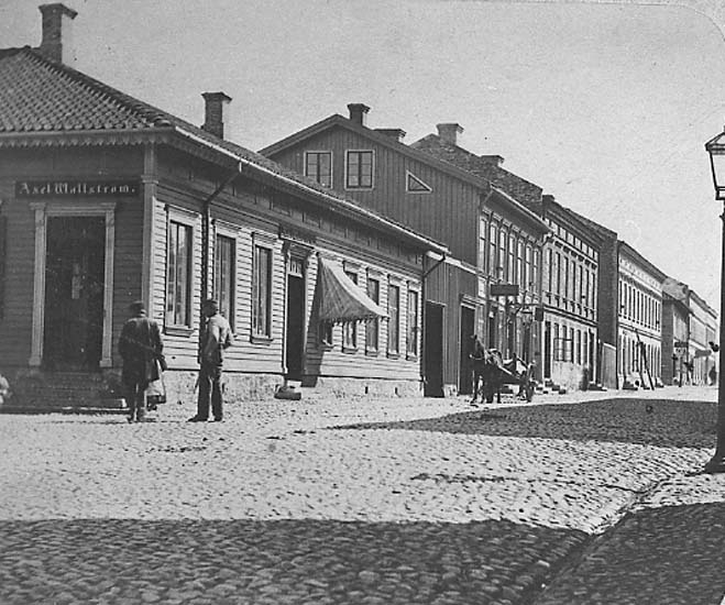 Text på kortet: "Kungsgatan, Uddevalla, österut från "Hallmans hörna", 1860-talet".