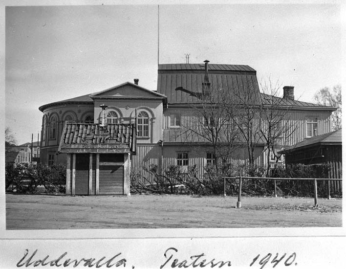 Text på kortet: "Uddevalla Teater 1940. Obs! Bekvämlighetsinrättningen för marknadsbesökare. Från väster".