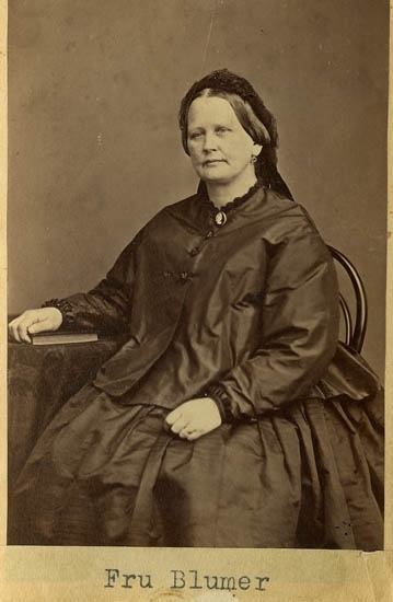 Text på kortets baksida: "Fru Blumer, syster till fru Möller. Född Lindström".