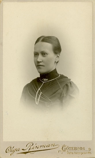 Text på kortets baksida: "Hembiträde Anna Åkerman, Uddevalla. Född 1863".