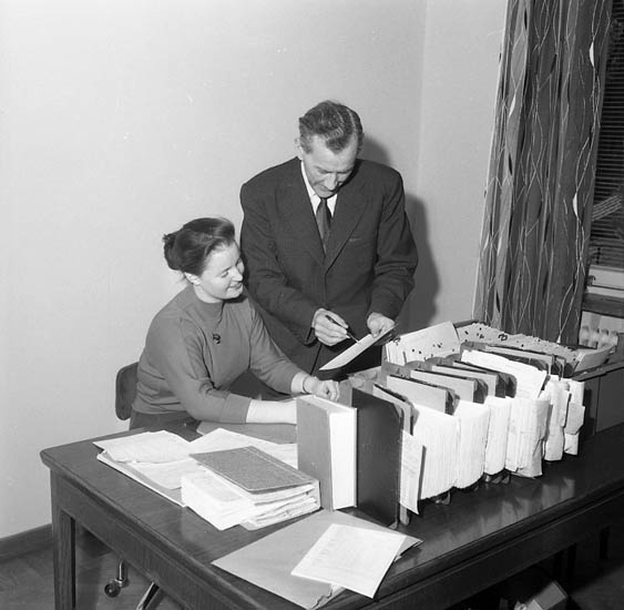 Enligt notering: "U-a Centralsjukkassa. Föreståndare Erlandsson, Fröken Kerstin Gabrielsson 4-1-1956. Foto Knut".