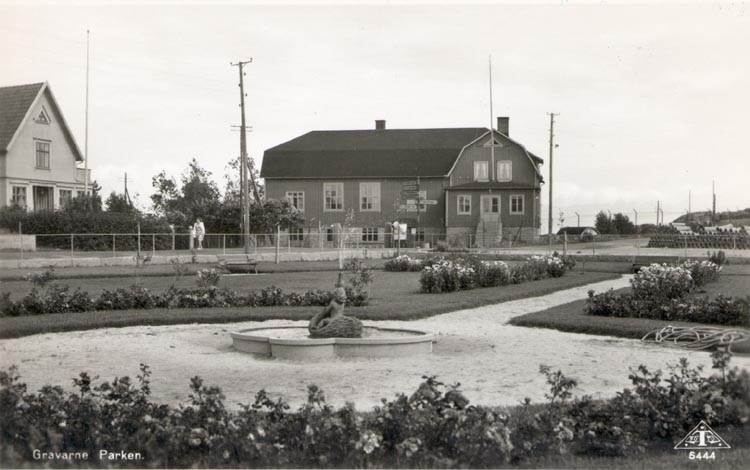 Tryckt text på kortet: "Gravarne. Parken".
Noterat på kortet: "Parken m. Folkets Hus 1948".