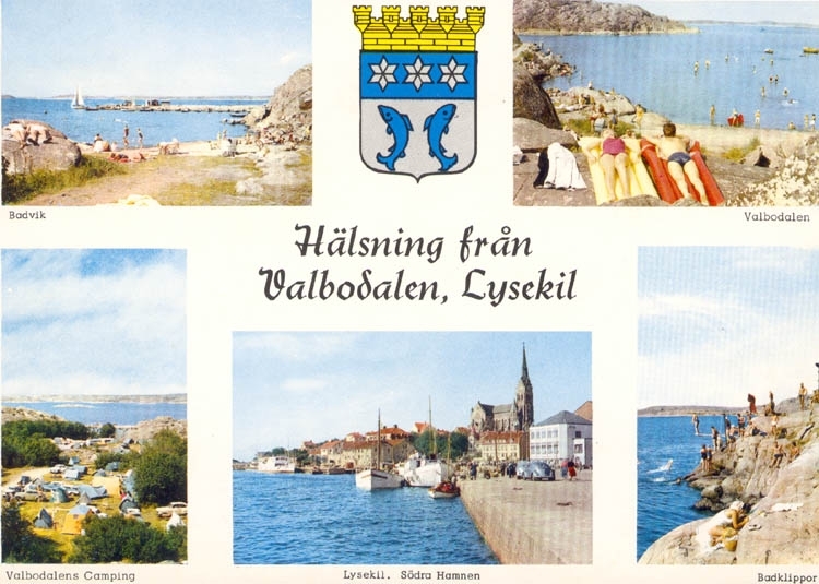 Tryckt text på kortet: "Hälsning från Lysekil".
Text under bilderna. "Badvik, Valbodalen, Valbodalens Camping, Lysekil, Södra hamnen, Badklippor."
"ULTRAFÖRLAGET A. B. SOLNA".