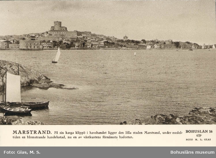 Tryckt text på kortet: "Marstrand. På sin karga klippö i havsbandet ligger den lilla staden Marstrand, under medeltiden en blommande handelsstad, nu en av västkustens förnämsta badorter." "Bohuslän 16."