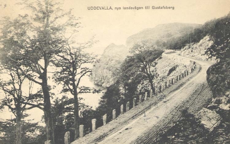 Tryckt text på kortet: "Uddevalla, nya landsvägen till Gustafsberg."
"Uddevalla Pappersh. Hildur Anderson."