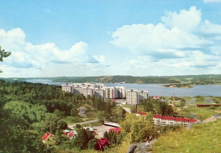 Tryckt text på kortet: "Uddevalla. Höghusen Bohusgården med Byfjorden i bakgrunden."
"Förlag: Firma H. Lindenhag, Göteborg."