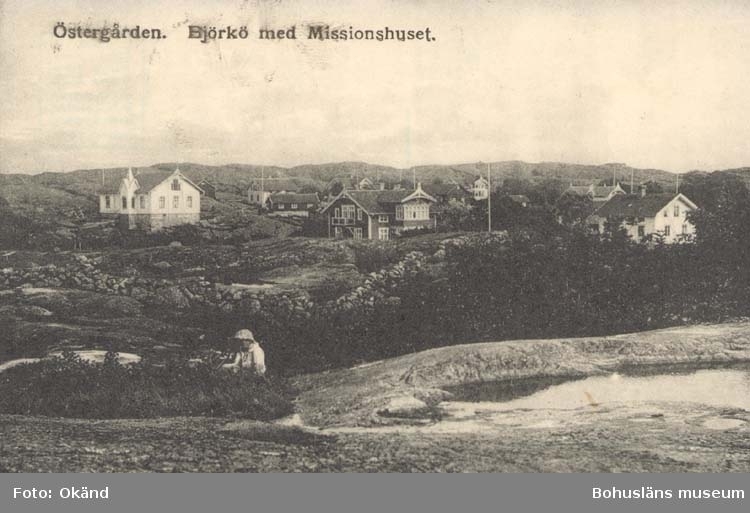 Tryckt text på kortet: "Östergården. Björkö med Missionshuset."