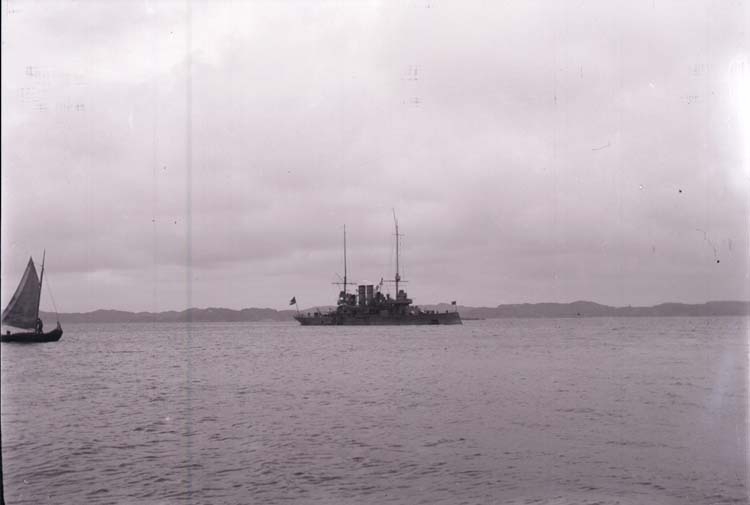 Enligt text som medföljde bilden: "Pansarbåten Svea Aug. 07."