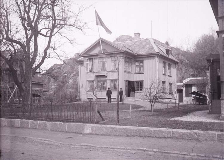 "D. Mattssons villa Uddevalla 21 maj 1902" enligt text som medföljde bilden.
