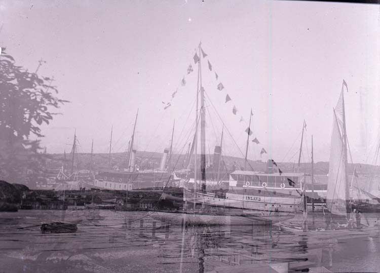 Enligt text som medföljde bilden: "Lysekil. Jakten Thelma. Ångbåtsbryggan. Dubbelplåt 23/6 1901."