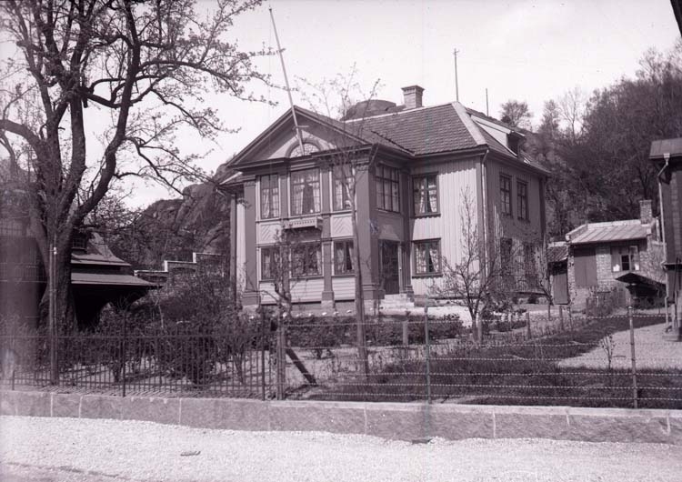Enligt text som medföljde bilden: "Uddevalla. D. Mattssons villa 23/5 1904."