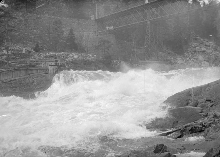 Kung Oscars bro över vattenfall i Trollhättan, maj 1908
