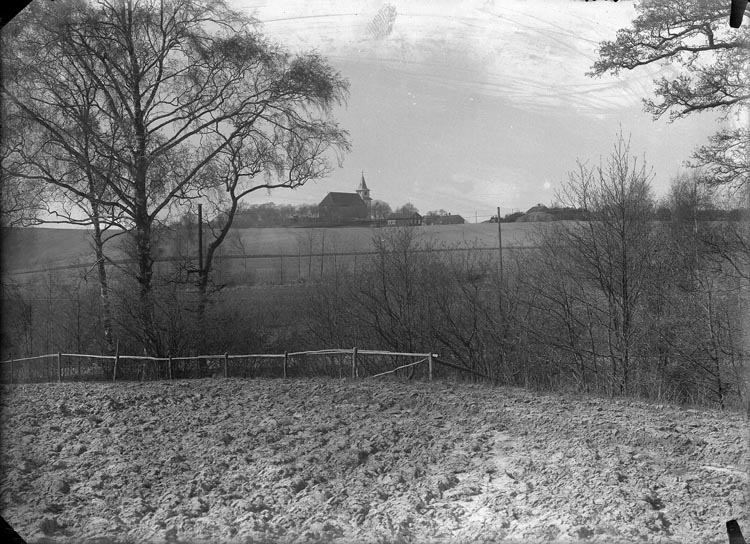 Enligt fotografens anteckningar: "Foss kyrka 1916 före den nya kyrkogården".