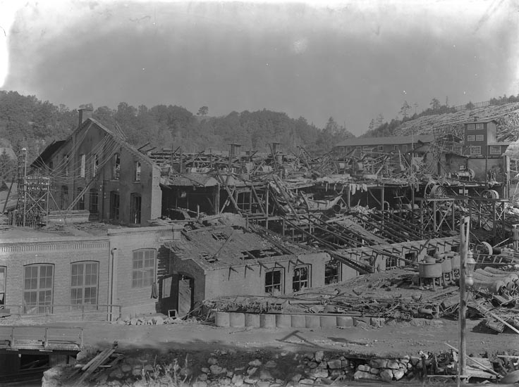Enligt fotografens noteringar: "En eldsvåda från Munkedals fabrik troligen omkring 1914."