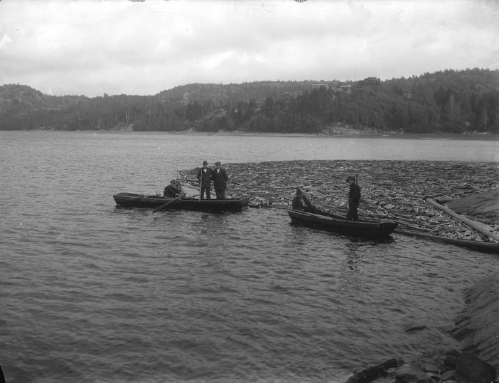 Enligt fotografens noteringar: "Timmerflottning 1914. Sjön Kärn."
