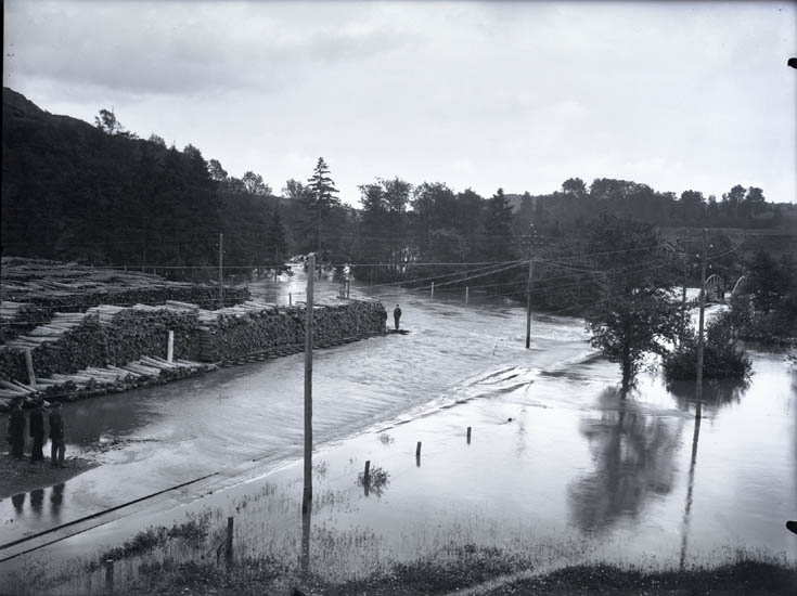 "Öfversvämning 1926. Hängbron Munkedal."
