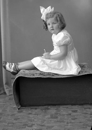 Enligt fotografens journal nr 7 1944-1950: "Olsson, Anita Ödsmål".