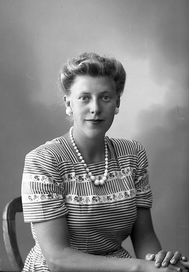 Enligt fotografens journal nr 7 1944-1950: "Wallberg, Fru Ingegerd".