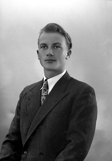 Enligt fotografens journal nr 7 1944-1950: "Johansson, Herr Stig Stenungsund".