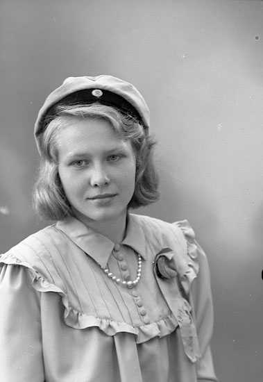 Enligt fotografens journal nr 7 1944-1950: "Larsson, Fr. Lilly Stenung Här".