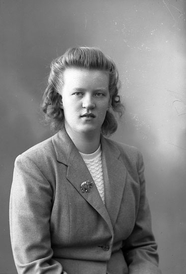 Enligt fotografens journal nr 7 1944-1950: "Carlsson, Fr. Marianne Gåre St. Höga".