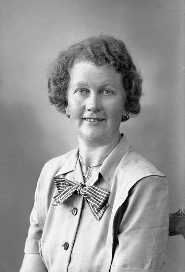 Enligt fotografens journal nr 7 1944-1950: "Pettersson, Fr. Irma Apleröd Spekeröd".