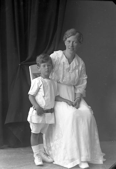 Enligt fotografens journal nr 3 1916-1917: "Berggren, Lisa Fru Kungelf".