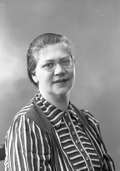 Enligt fotografens journal nr 6-1930-1943: "Asker, Fru Vilma St. Askerön".