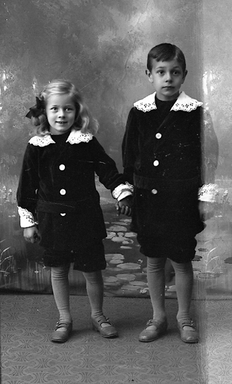 Enligt fotografens journal Lyckorna 1909-1918: "Hilmertz, barnen Lyckorna".