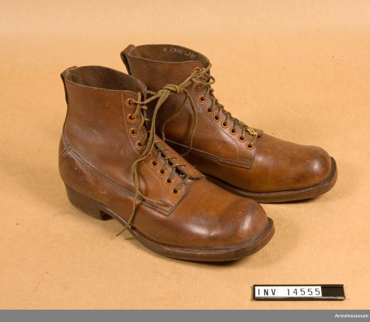 Grupp C I.
Snörskor av grovt brunfärgat läder med inskärning på framsidan och försedda med 6 par järnringar för att snöra skorna med snören av läder.