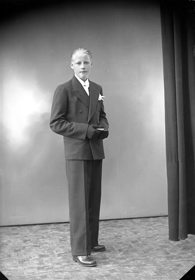 Enligt fotografens journal nr 6 1930-1943: "Carlsson, Erik".