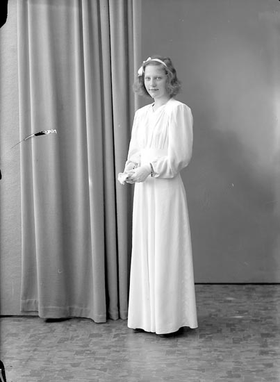 Enligt fotografens journal 7 1944-1950: "Oskarsson, Maj-Britt Krontofta Ödsmål".