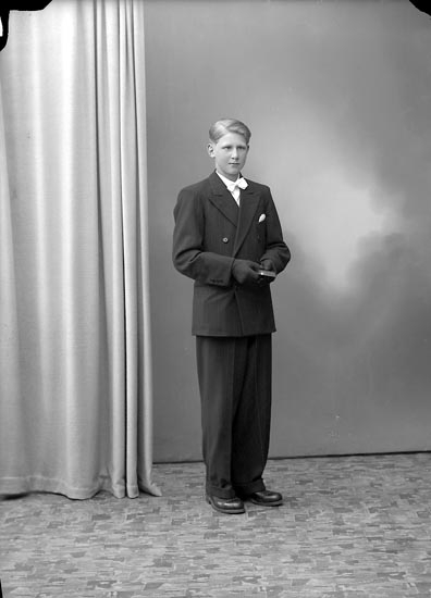 Enligt fotografens journal nr 7 1944-1950: "Svensson, Folke S. Skår, Stenungsund".