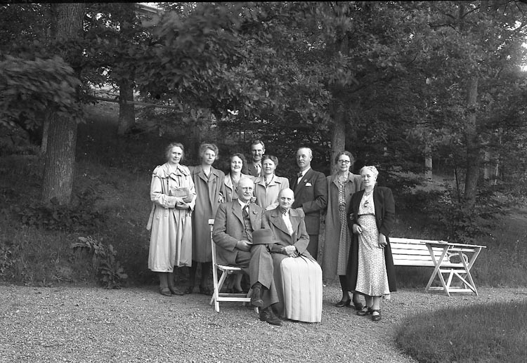 Enligt fotografens journal nr 7 1944-1950: "Ahlenius, Landsfiskal Ljungskile".
Enligt fotografens notering: "D. 1 juli 1946 Landsfiskal C.O. Ahlenius Ljungskile".