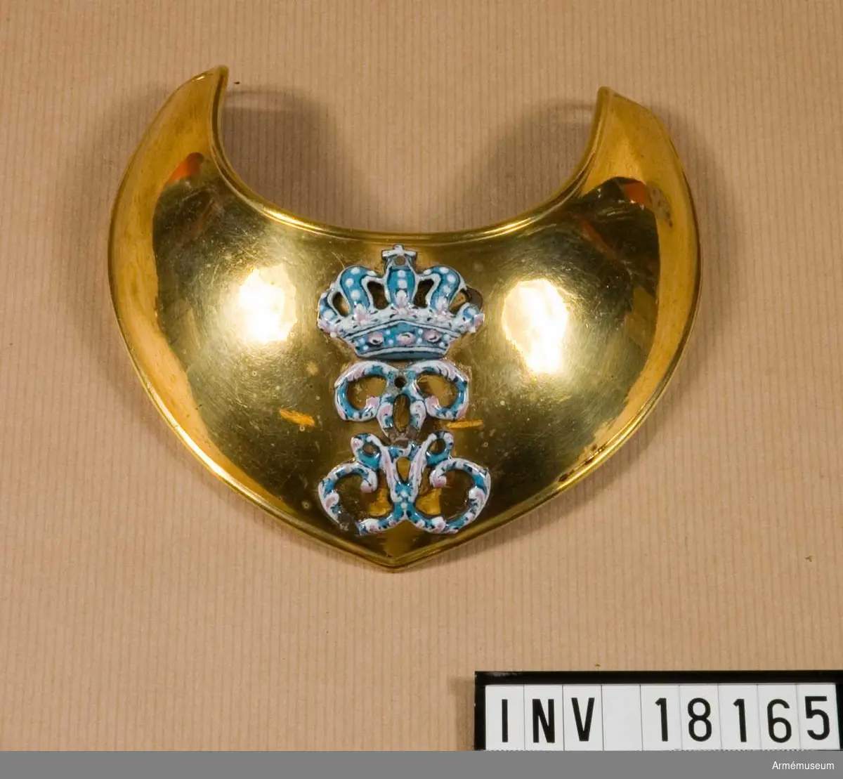 Ringkrage av förgyllt silver för kompanichef (kapten) med Gustav III:s namnchiffer i emalj.