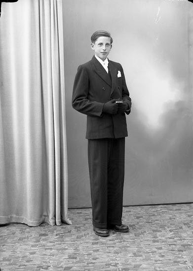 Enligt fotografens journal nr 7 1944-1950: "Svensson, Bengt Gröteröd Stenungsund".